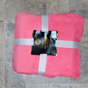 🎁 Hotel Signature Collection Shinny Velvet Pink Blanket